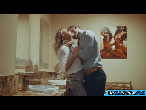 ❤️ As in busty blonde jo ferliedt yn in iepenbier toilet ❤❌ Fucking video  by wy